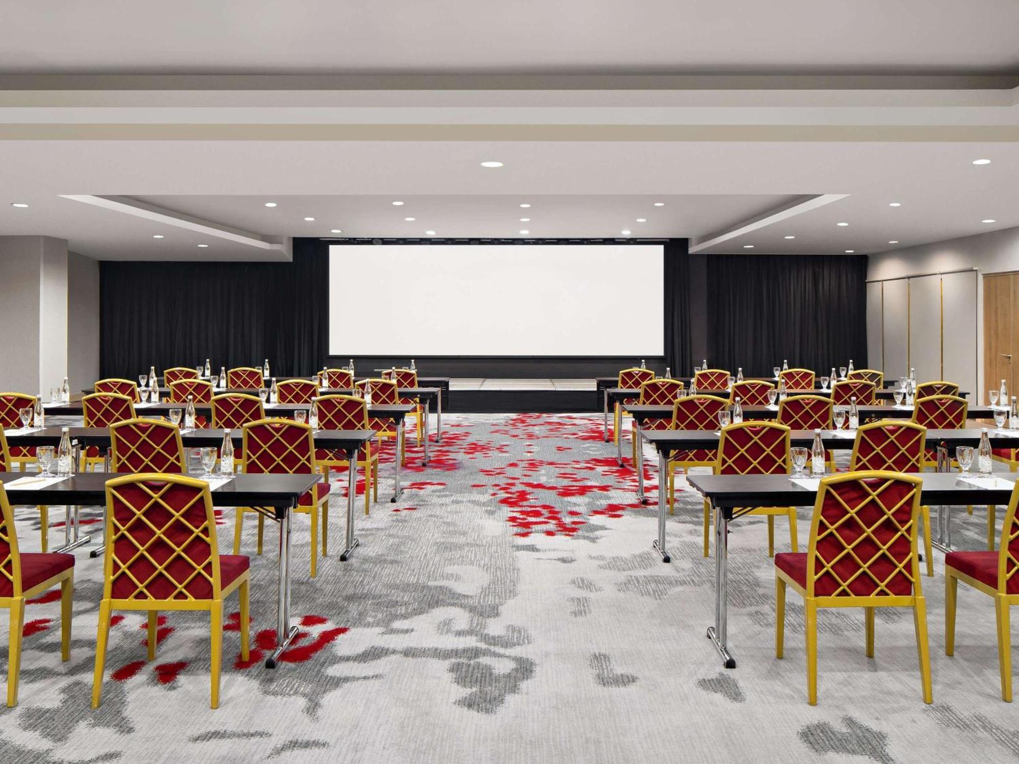 Novotel Jakarta Gajah Mada Екстериор снимка