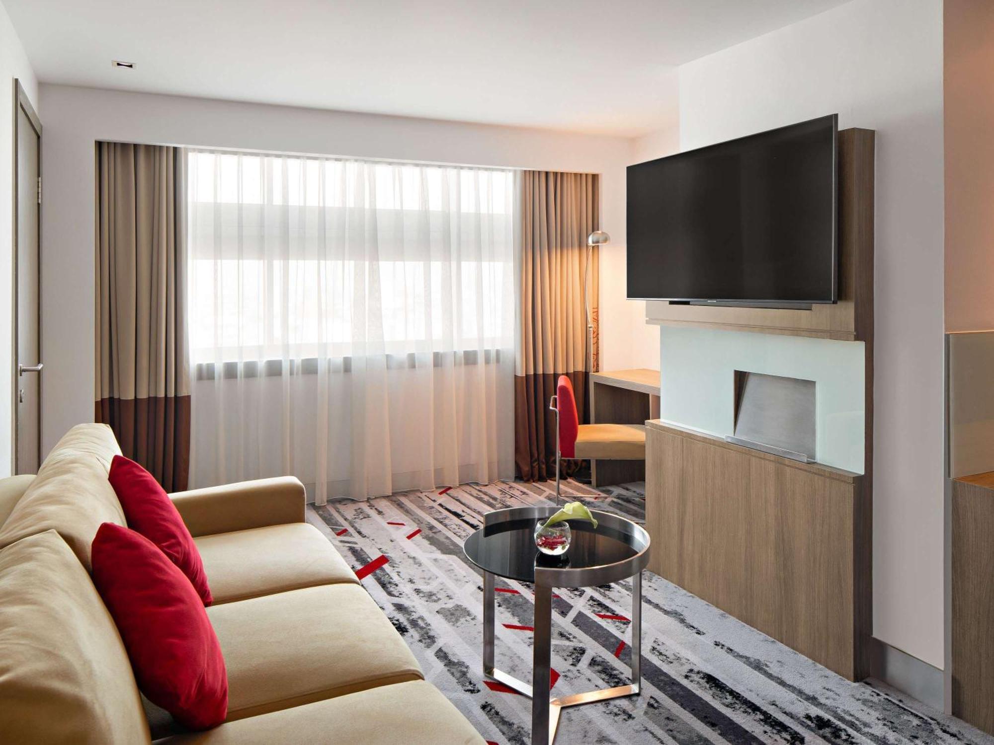 Novotel Jakarta Gajah Mada Екстериор снимка